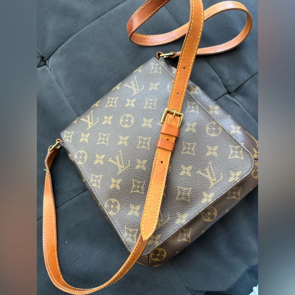 Louis Vuitton Authenticate Monogram shoulder Bag
